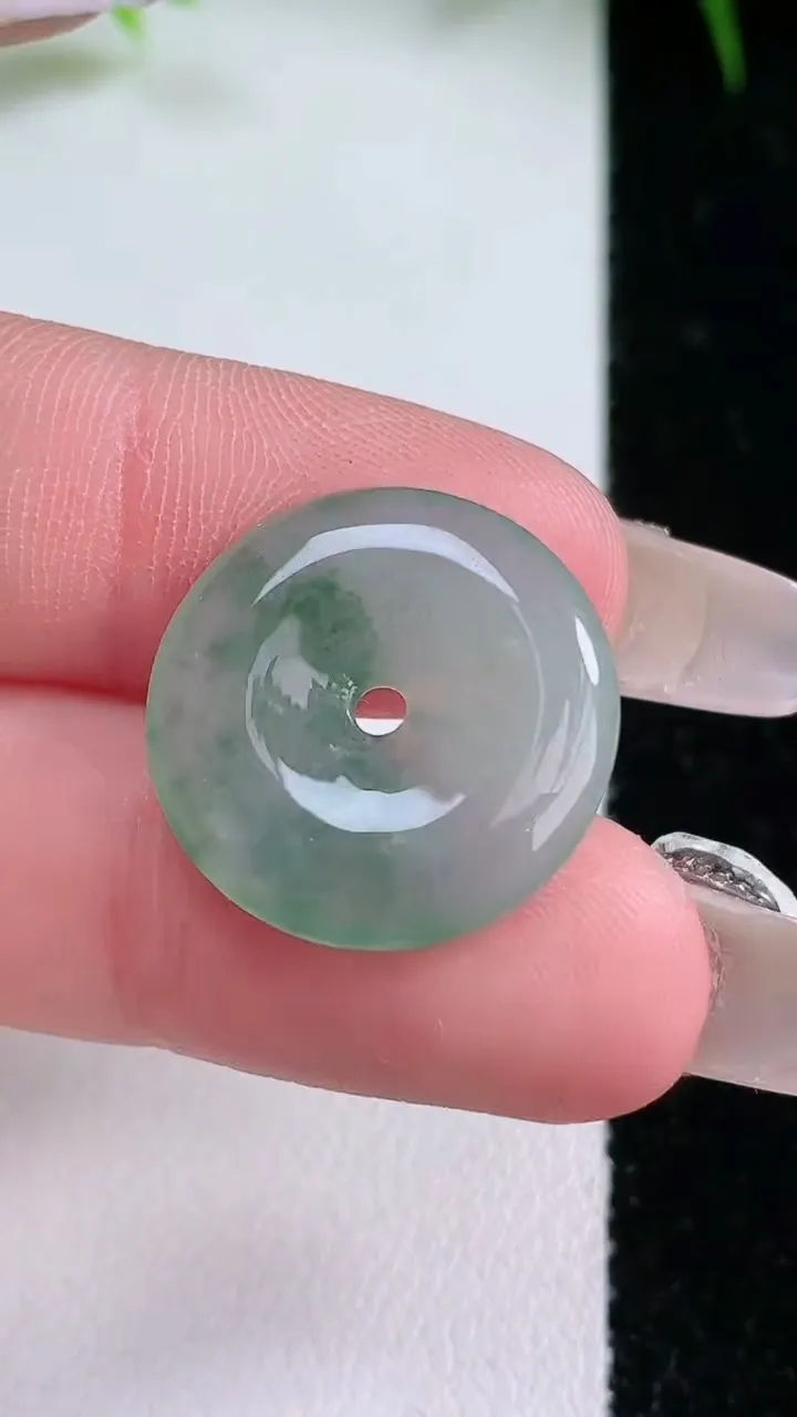 天然A货翡翠飘花平安扣吊坠，尺寸16-3.4，重量:3.08g
1月26日