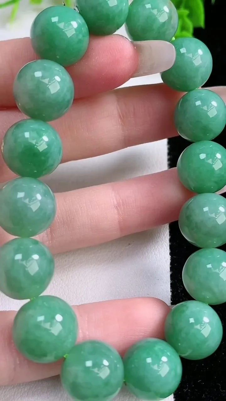天然A货翡翠圆珠手串，尺寸12.7-16颗，重量:56.39g1月26日
工厂直销收藏佳品,种好水足