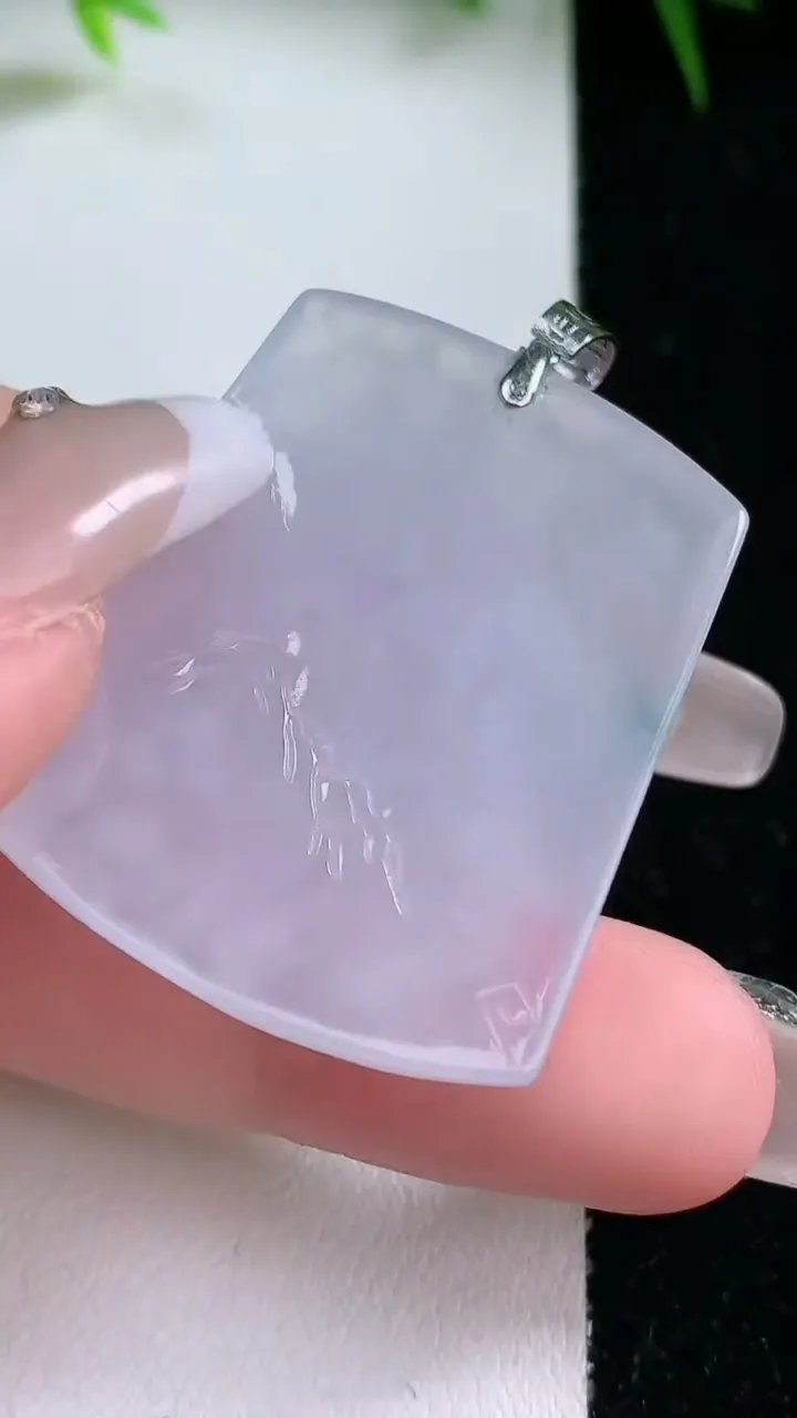 天然A货翡翠山水牌吊坠，尺寸36.8-30-4，重量:11.70g
1月26日