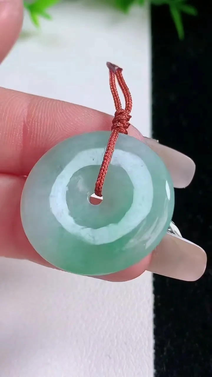 天然A货翡翠平安扣吊坠，尺寸25.7-3.7，重量:5.57g
1月26日