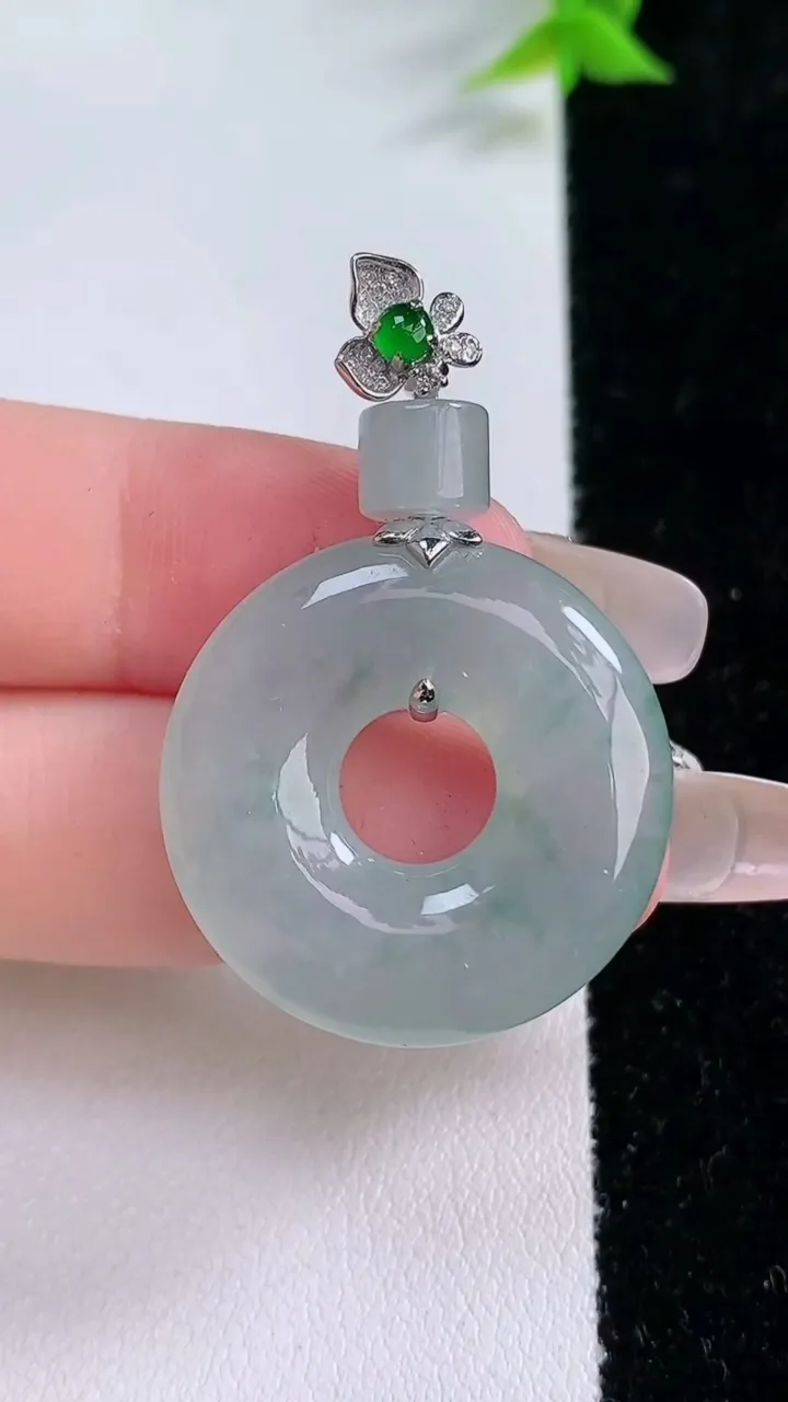 天然A货翡翠18K金飘花平安环吊坠，尺寸40.6-26.2-5.7，重:9.35g
1月26日