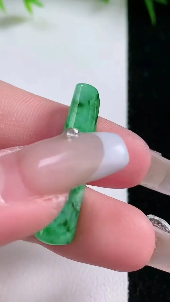 天然A货翡翠无事牌镶嵌件，尺寸31.8-10-4.6，重量:3.14g
1月26日