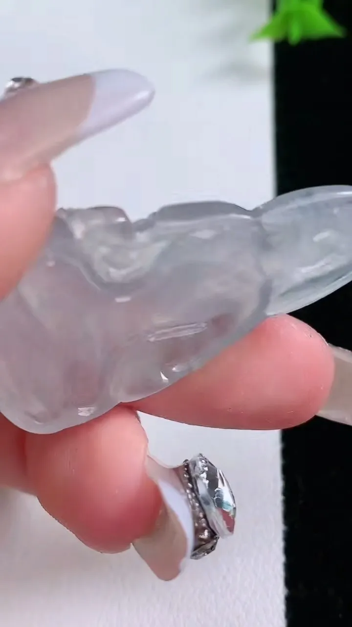 天然A货翡翠观音菩萨吊坠，尺寸43.4-22-6，重量:9.80g
1月26日