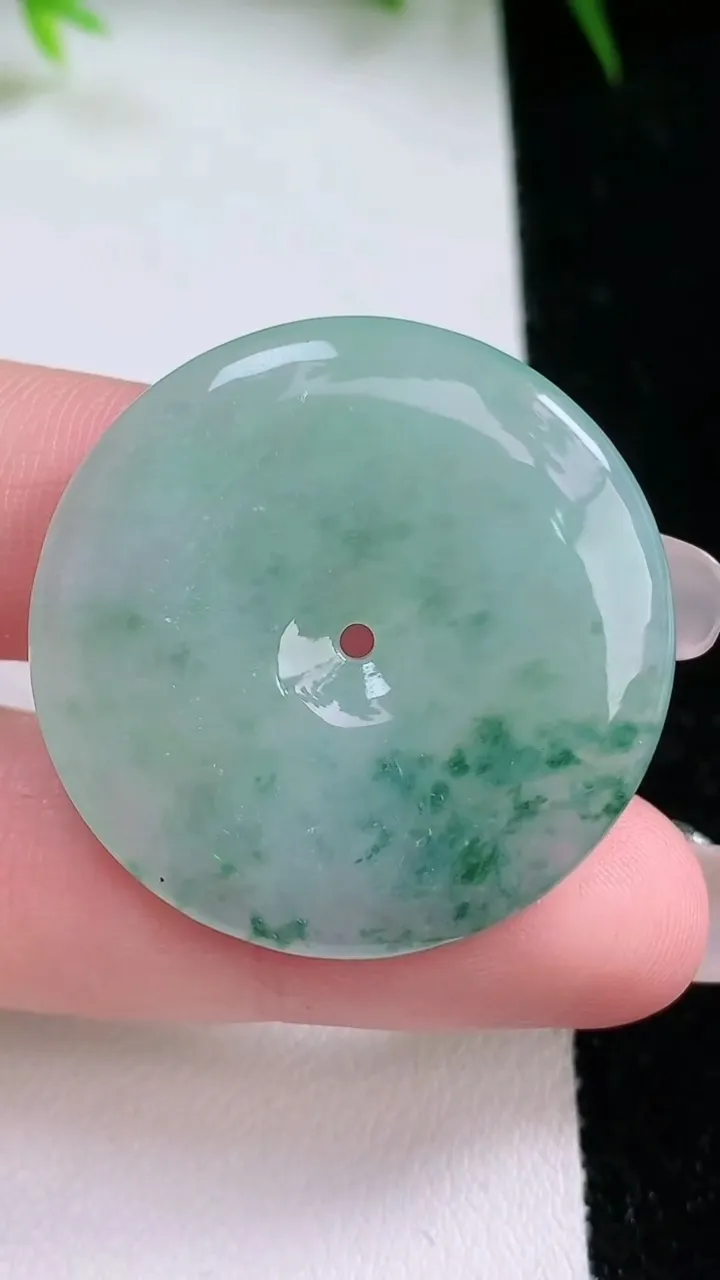 天然A货翡翠飘花平安扣吊坠，尺寸32-4.8，重量:11.11g
1月26日