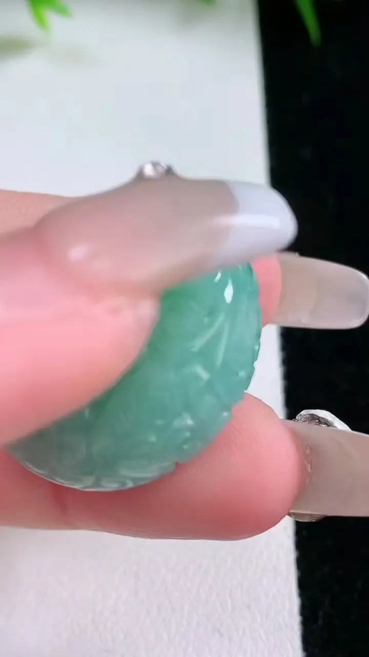 天然A货翡翠雕花路路通平安扣吊坠，尺寸27.2-11.4，重量:18.25g
1月26日