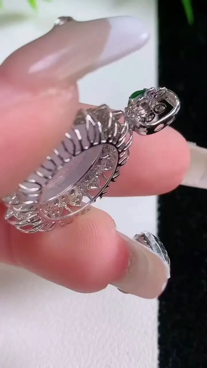 天然A货翡翠种白冰蛋面吊坠，尺寸32-21.6-11.4，裸石15重量:5.51g
1月26日