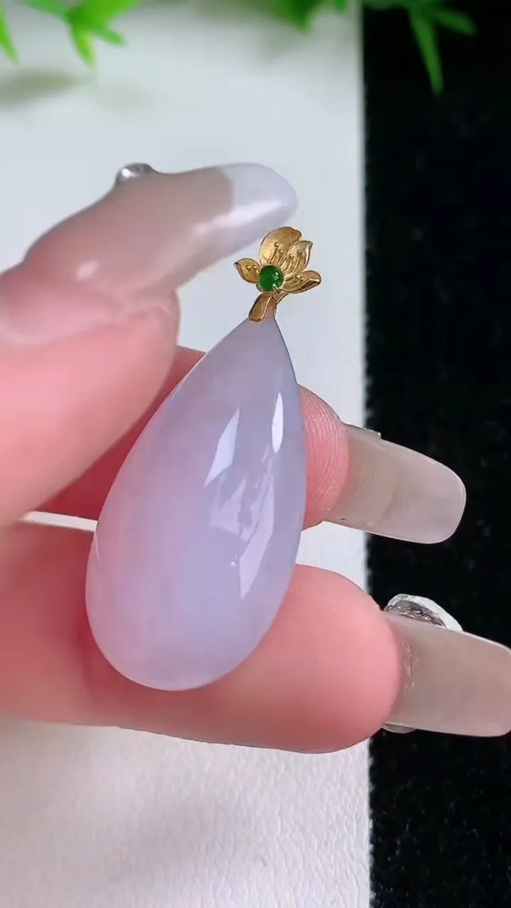 天然A货翡翠18K金紫罗兰水滴吊坠，尺寸27.5-15.3-7.6，重量:6.00g
1月26日