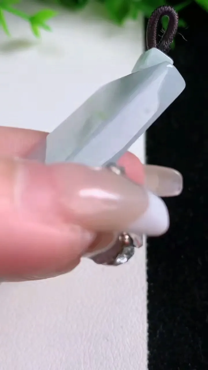 天然A货翡翠无事牌吊坠，尺寸57-31.6-6，重量:34.16g
1月26日