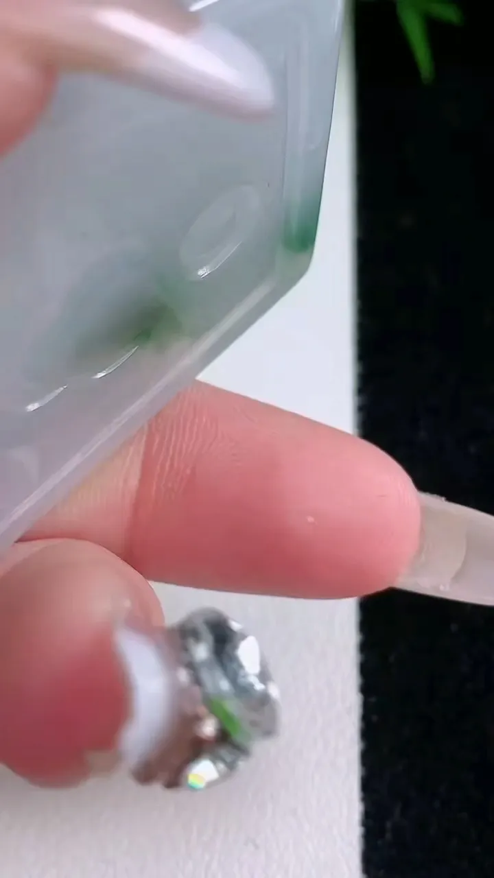 天然A货翡翠大势至菩萨吊坠，尺寸60-42.3-5.3，重量:31.47g
1月26日