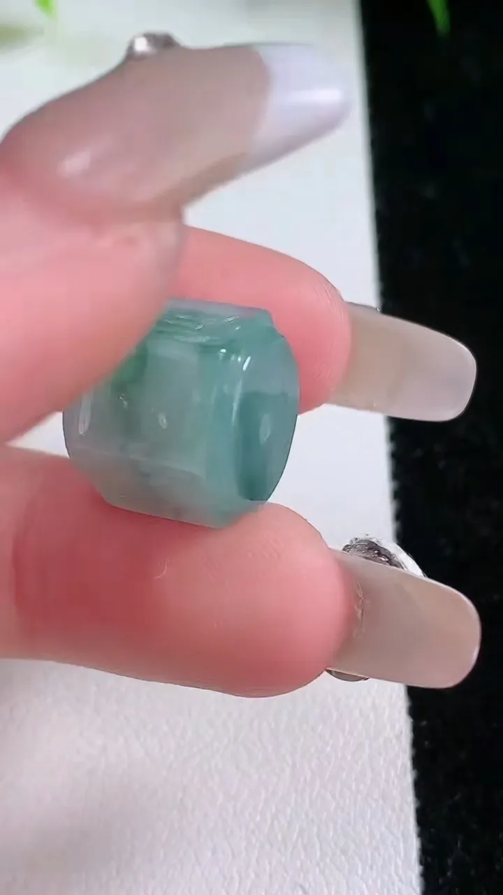 天然A货翡翠飘花六字真言 路路通吊坠，尺寸13-12.4，重量:5.90g
1月26日