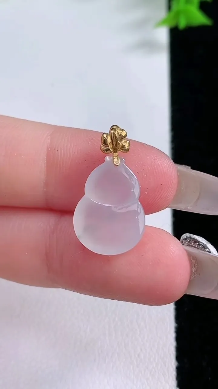 天然A货翡翠种飘花葫芦吊坠，尺寸15.2-11.7-4.5，重量:1.49g
1月26日