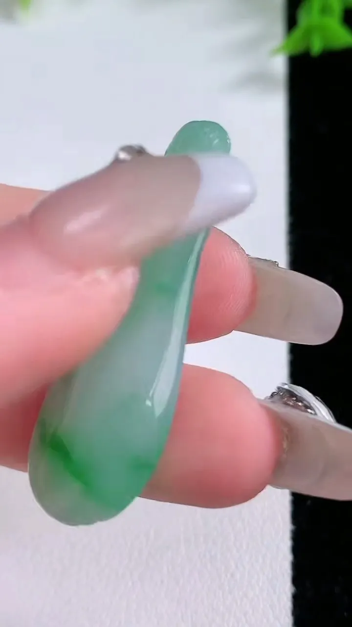 天然A货翡翠福瓜吊坠，尺寸40.2-15-6.4，重量:6.25g
1月26日