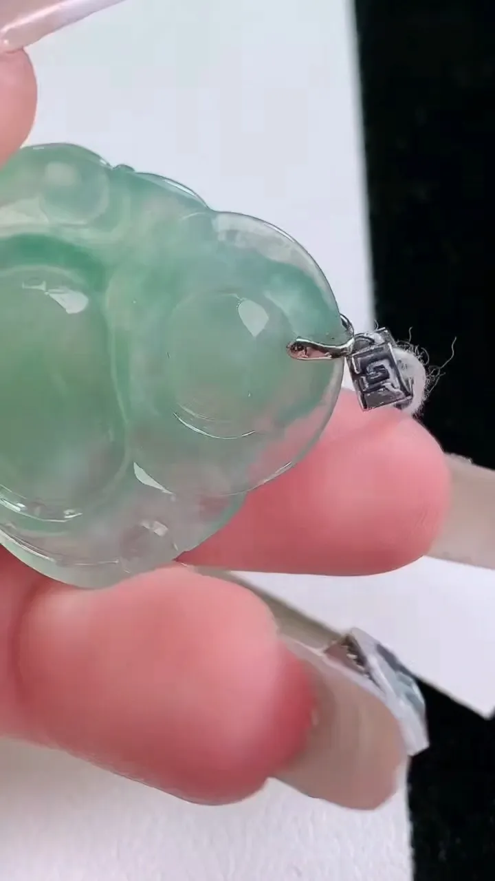 天然A货翡翠佛公吊坠，尺寸26.6-29.6-5.7，重量:7.12g
1月26日