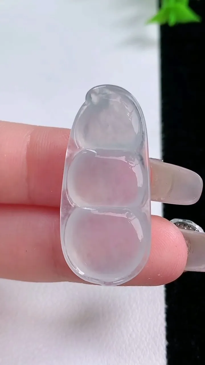 天然A货翡翠福豆吊坠，尺寸34-15.4-5.8，重量:5.64g
1月26日