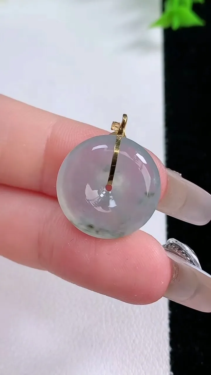 天然A货翡翠种飘花平安扣吊坠，尺寸18-4.8，重量:3.24g
1月26日