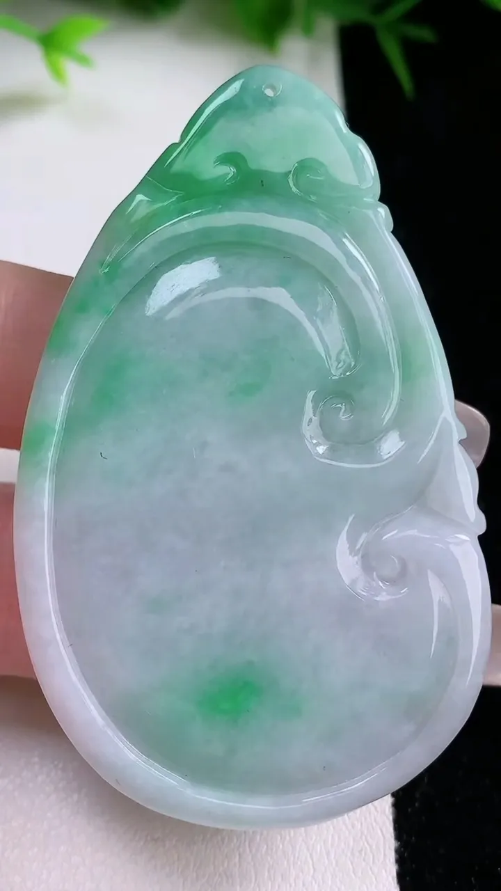 天然A货翡翠如意吊坠，尺寸62.8-38.4-6，重量:32.69g
1月26日