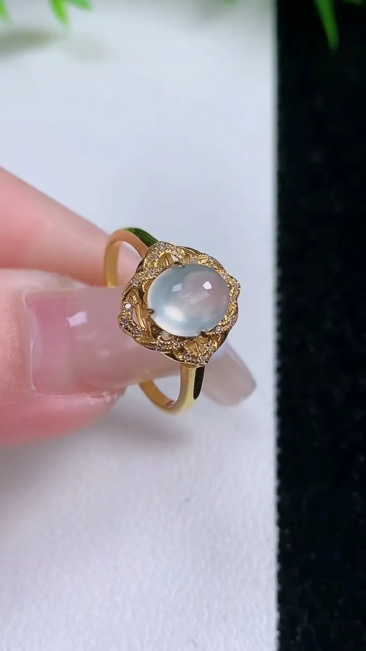 天然A货翡翠种白冰蛋面戒指，尺寸17.5-8.3-7-6.5，重量:1.76g2026年1月26日
