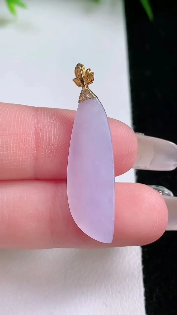 天然A货翡翠18K金紫罗兰随形吊坠，尺寸29-9.7-5.9，重量:2.75g
1月26日
