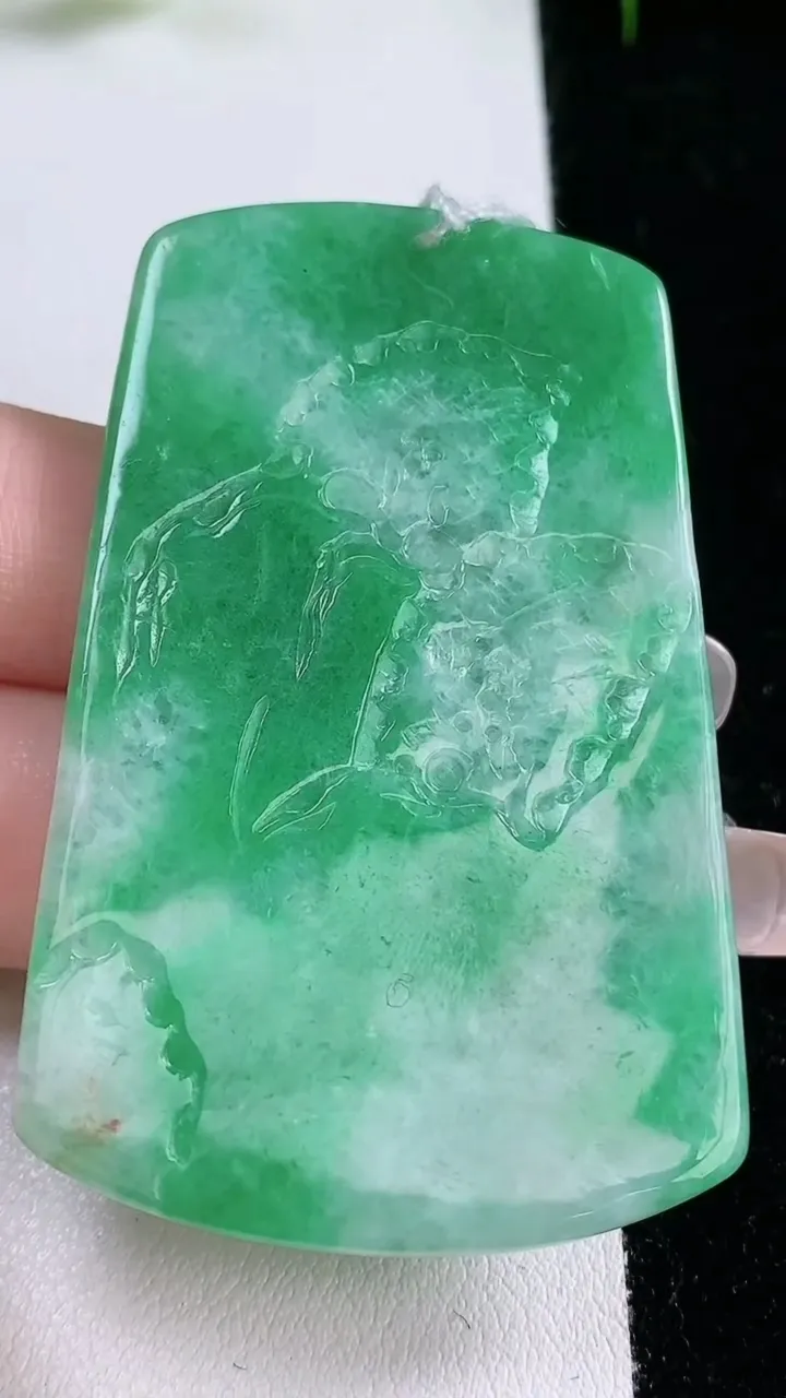 天然A货翡翠山水牌吊坠，尺寸58.6-37.2-5.2，重量:26.62g
1月26日