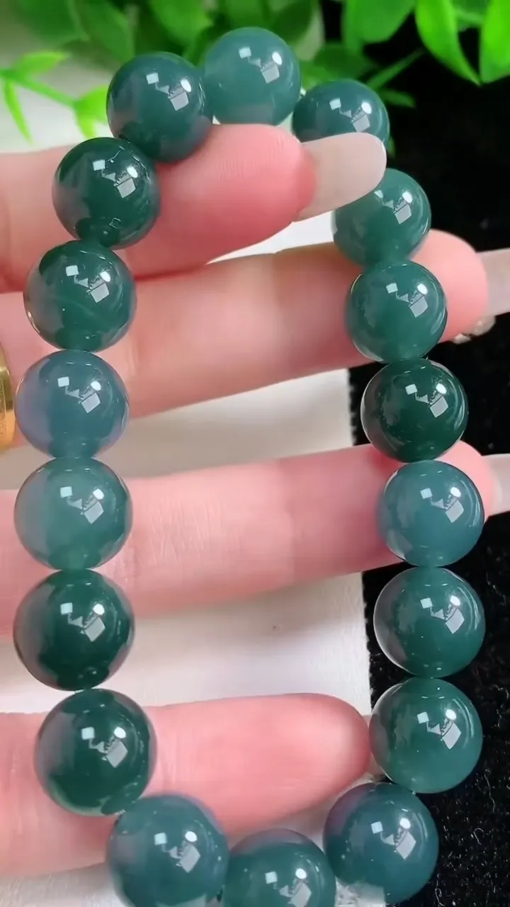 天然A货翡翠圆珠手串，尺寸11-18颗，重量:42.62g1月26日
工厂直销收藏佳品,种好水足，色泽均匀，有种有色，上手高大气！