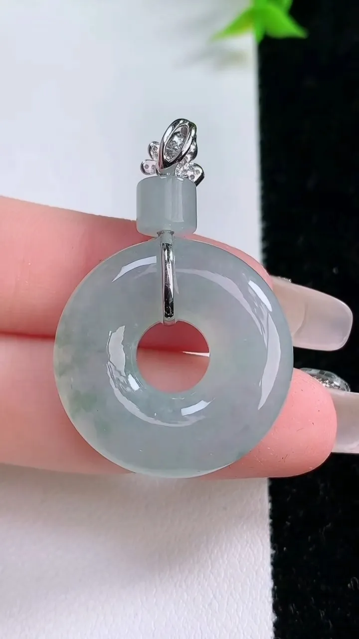 天然A货翡翠18K金飘花平安环吊坠，尺寸40.6-26.2-5.7，重:9.35g
1月26日