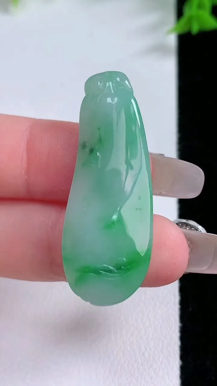 天然A货翡翠福瓜吊坠，尺寸40.2-15-6.4，重量:6.25g
1月26日