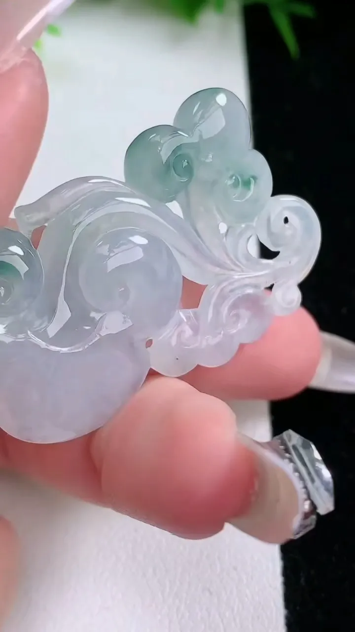 天然A货翡翠飘花如意吊坠，尺寸45.5-24.6-4.8，重量:9.66g
1月26日