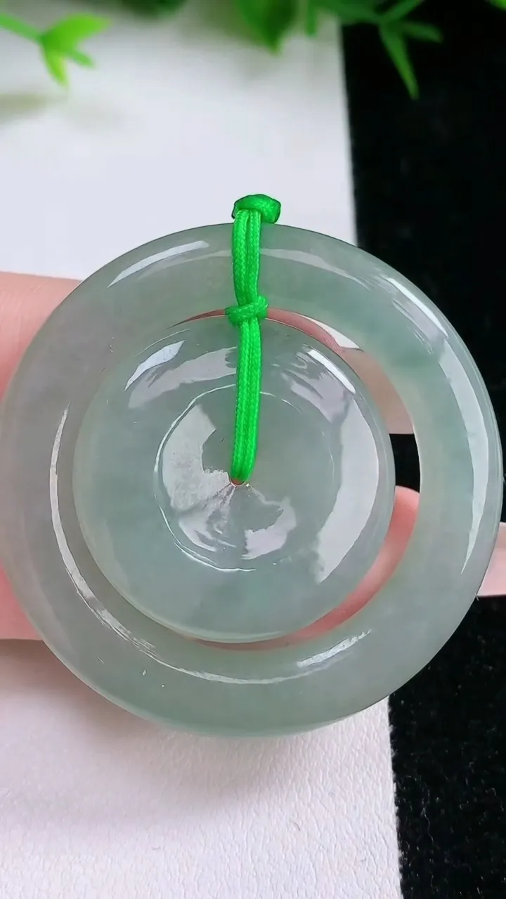 天然A货翡翠母子平安扣吊坠，尺寸44.6-5，重量:20.53g
1月26日