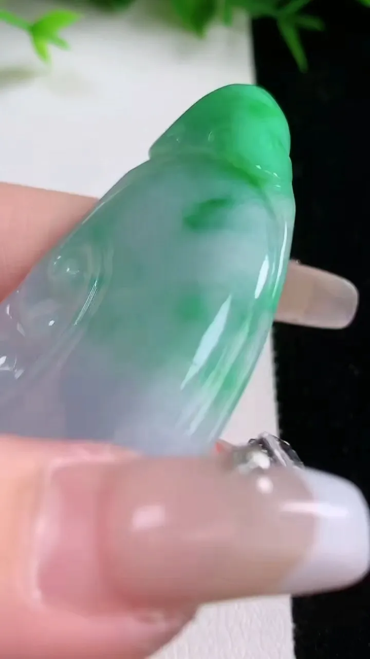 天然A货翡翠如意吊坠，尺寸62.8-38.4-6，重量:32.69g
1月26日