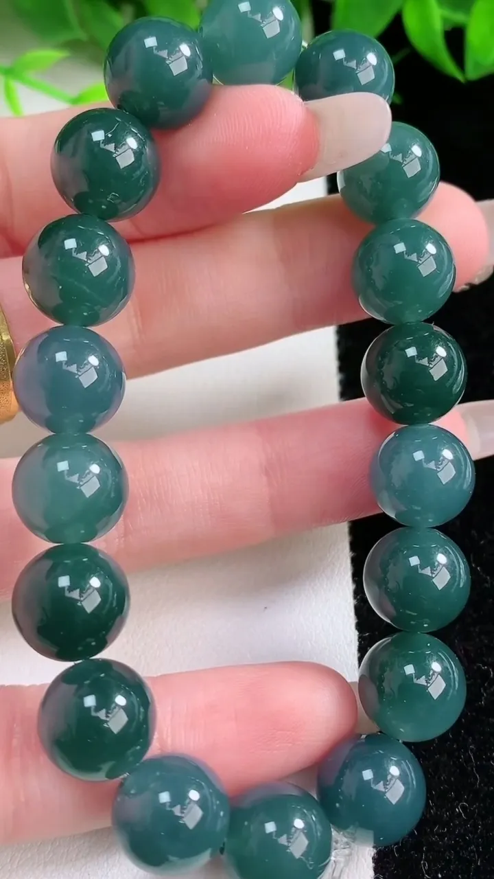 天然A货翡翠圆珠手串，尺寸11-18颗，重量:42.62g1月26日
工厂直销收藏佳品,种好水足，色泽均匀，有种有色，上手高大气！