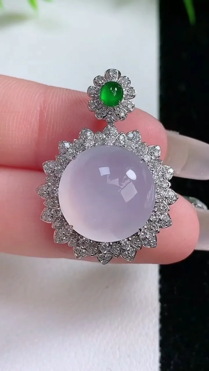 天然A货翡翠种白冰蛋面吊坠，尺寸32-21.6-11.4，裸石15重量:5.51g
1月26日