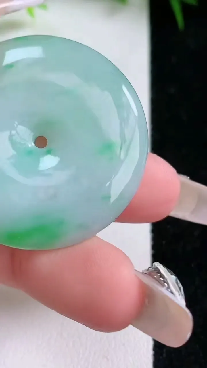 天然A货翡翠平安扣吊坠，尺寸35.5-5.7，重量:16.25g
1月26日