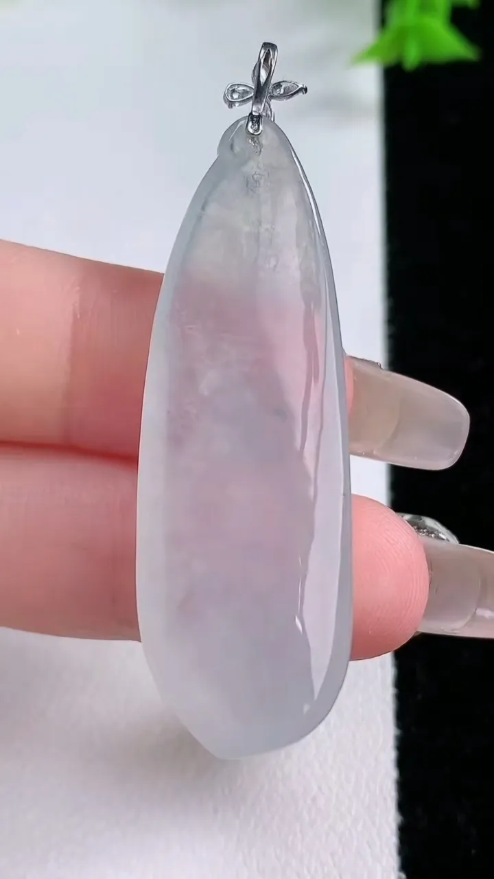 天然A货翡翠福瓜吊坠，尺寸46.2-15.6-7.3，重量:9.66g
1月26日