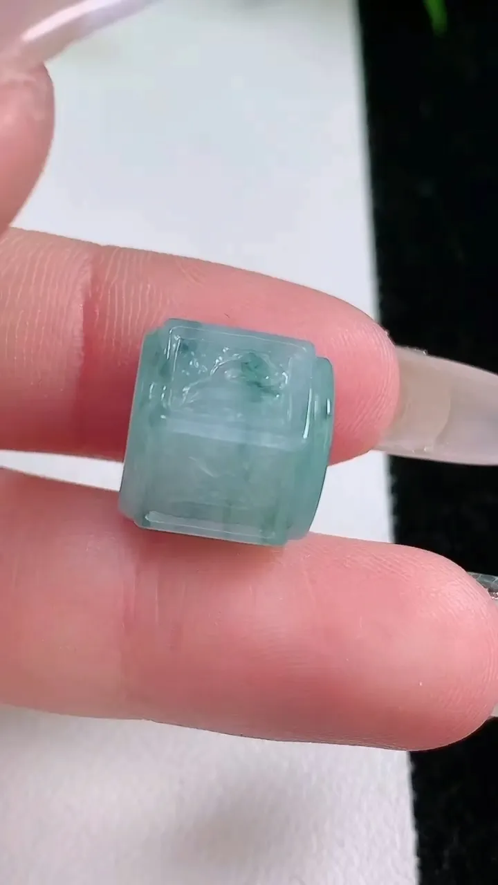 天然A货翡翠飘花六字真言 路路通吊坠，尺寸13-12.4，重量:5.90g
1月26日