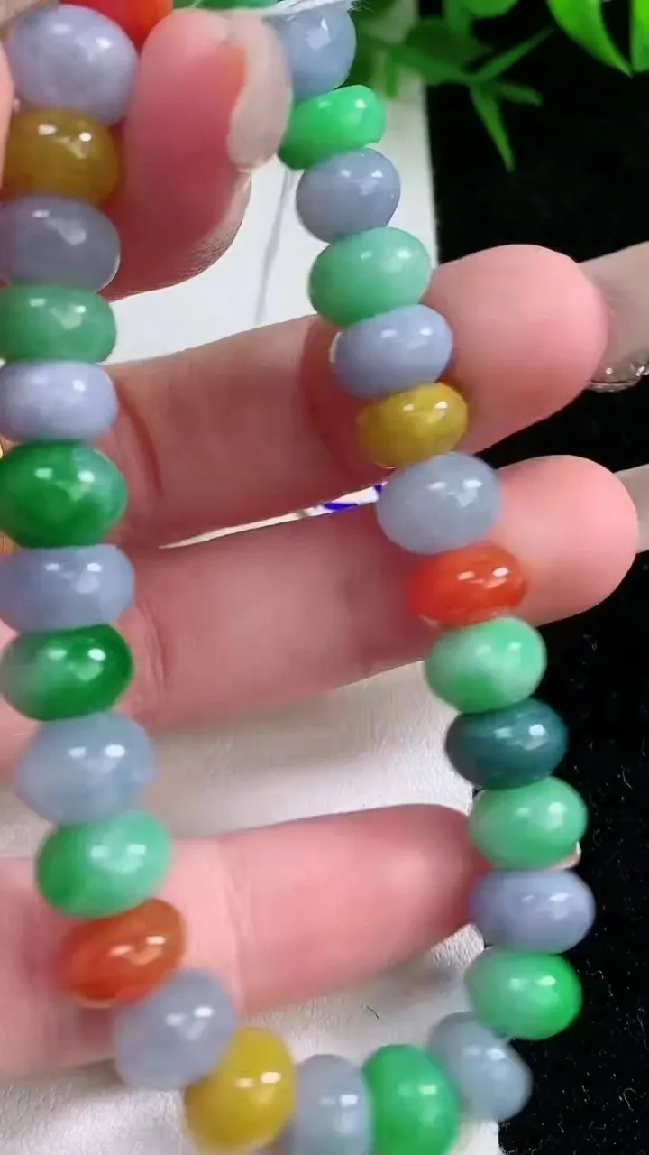 天然A货翡翠四彩算盘珠手串，尺寸9.4-4.8-32颗，重量:29.24g1月26日
工厂直销收藏佳