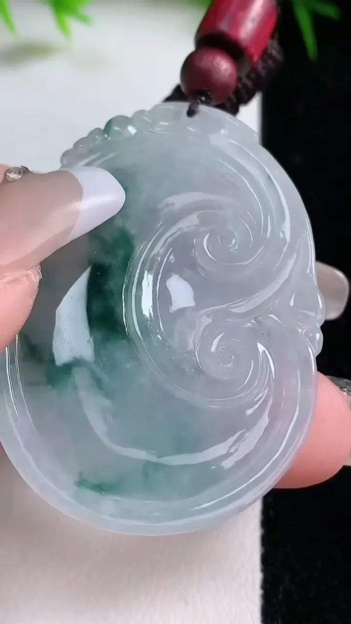 天然A货翡翠飘花如意吊坠，尺寸48.7-33.7-5.8，重量:20.44g
1月26日