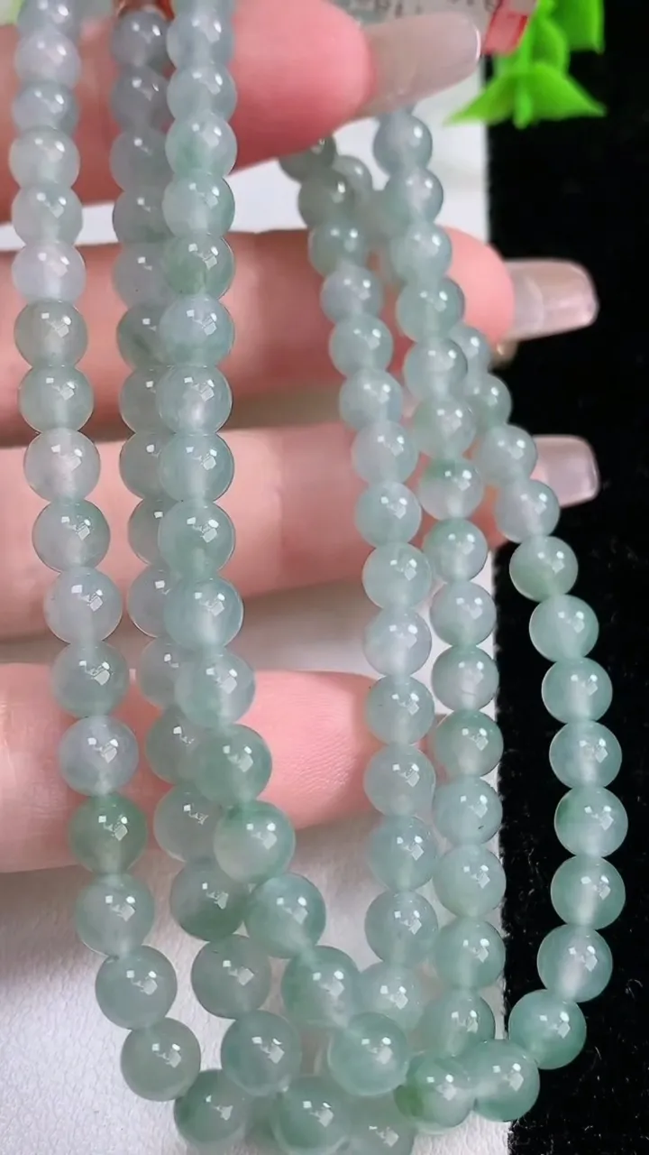 天然A货翡翠圆珠项链，尺寸5.4-118颗，重量:35.45g1月26日
工厂直销收藏佳品,种好水足，色泽均匀，有种有色，上手高大气！