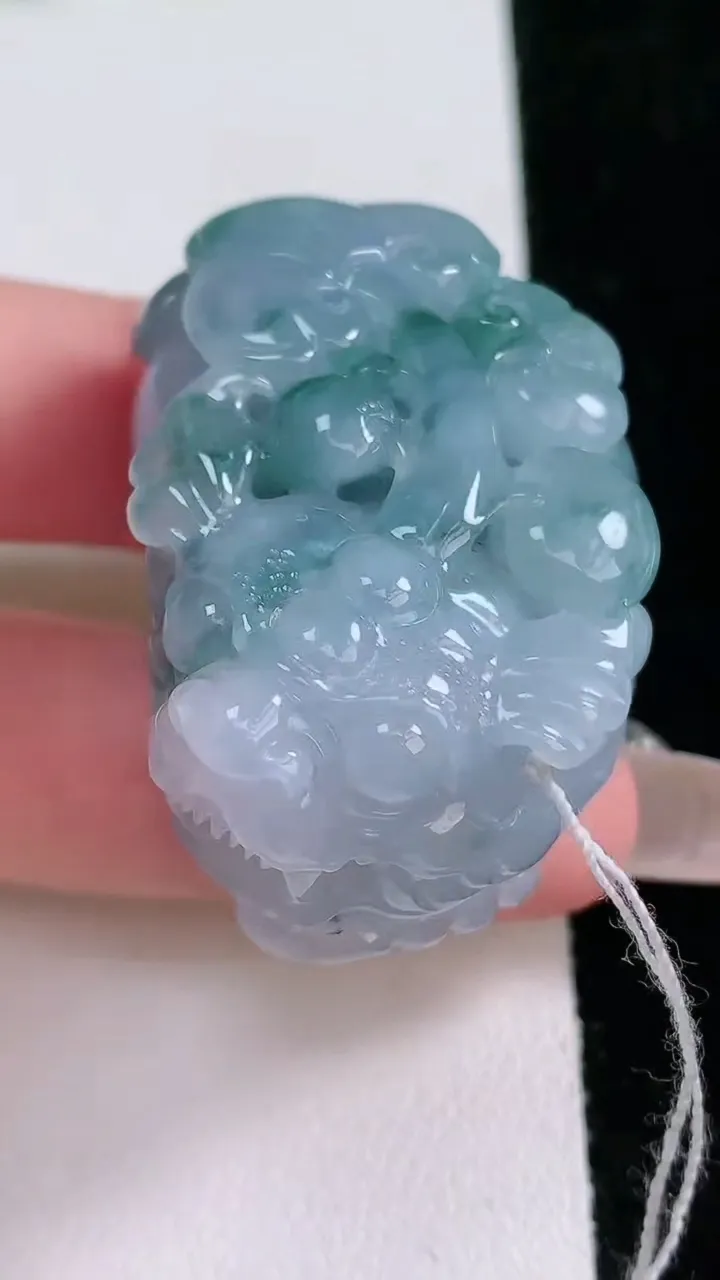 天然A货翡翠紫罗兰飘花貔貅吊坠，尺寸39.7-27.4-20，重量:48.17g
1月26日