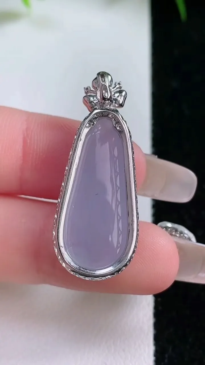 天然A货翡翠18K金紫罗兰福瓜吊坠，尺寸35-13.8-8.3，裸石25.6-11重量:4.35g
1月26日