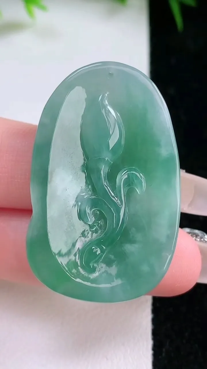 天然A货翡翠年年有余吊坠，尺寸39.6-25.2-6.8，重量:14.22g
1月26日