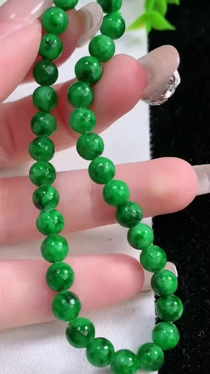 天然A货翡翠圆珠手串，尺寸5.8-33颗，重:11.08g1月26日
工厂直销收藏佳品,种好水足，色
