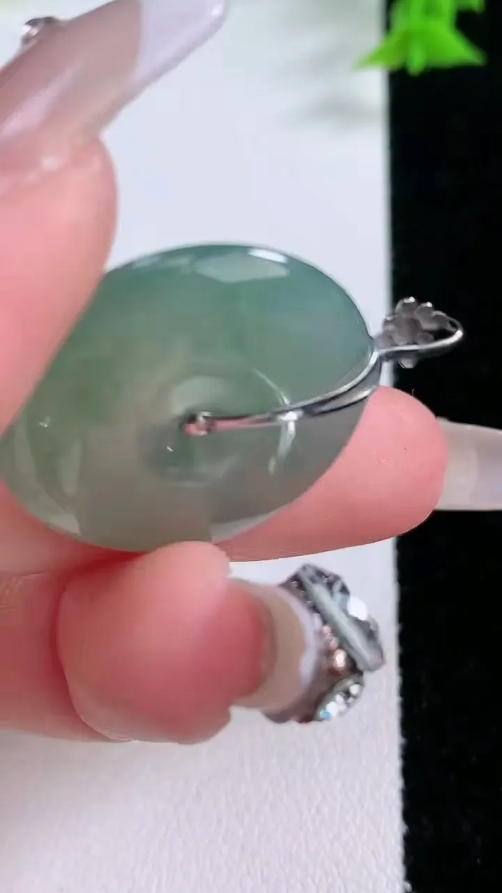 天然A货翡翠平安扣吊坠，尺寸25.6-4.6，重量:6.72g
1月26日