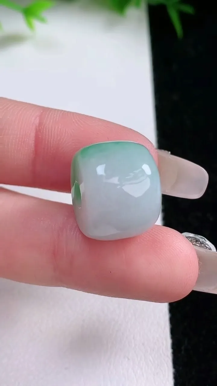 天然A货翡翠路路通吊坠，尺寸16-12，重量:7.68g
1月26日