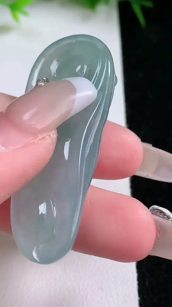 天然A货翡翠飘花逍遥佛吊坠，尺寸50.5-19.8-6.7，重量:14.57g
1月26日