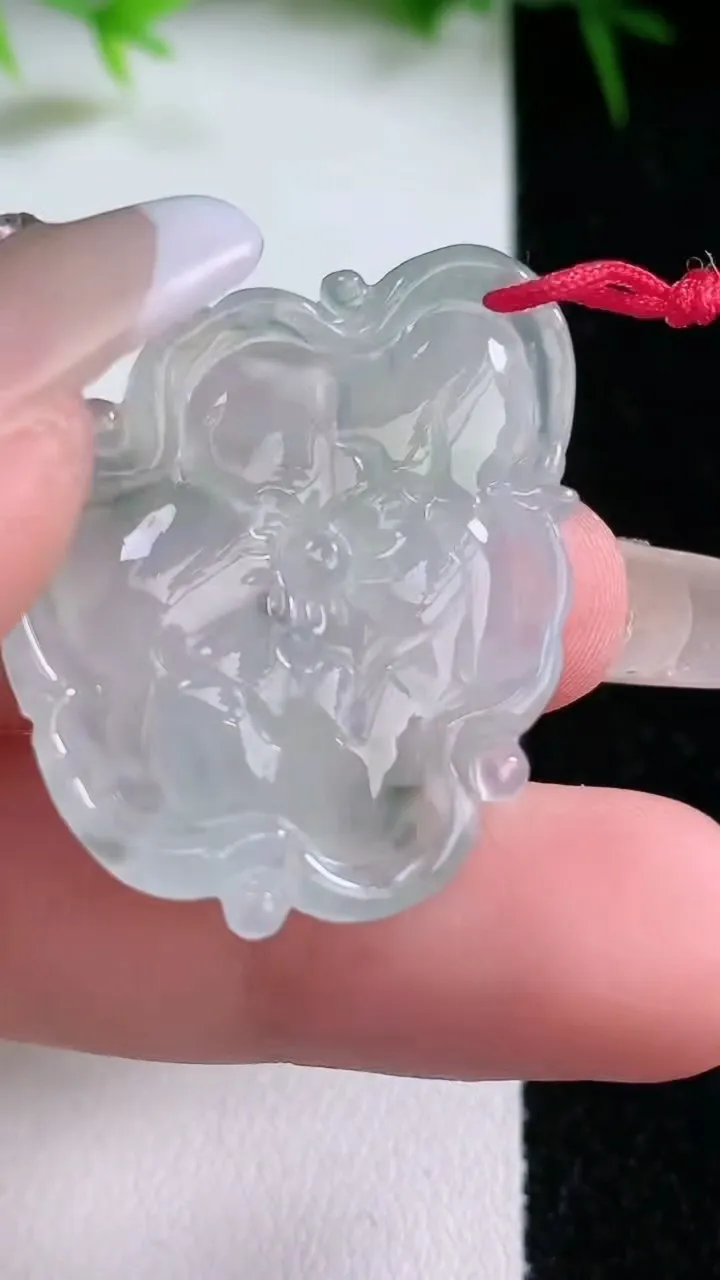 天然A货翡翠飘花年年有余吊坠，尺寸34.8-25.2-5.2，重量:6.63g
1月26日