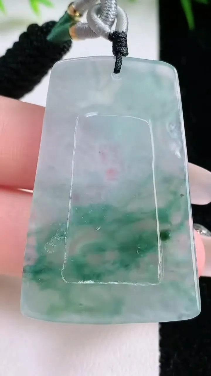 天然A货翡翠飘花生肖鸡吊坠，尺寸45-29.3-3.8，重量:14.14g
1月26日