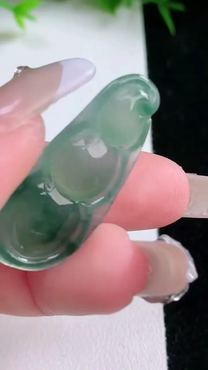 天然A货翡翠福豆吊坠，尺寸34.8-15-5.7，重量:5.31g
1月26日