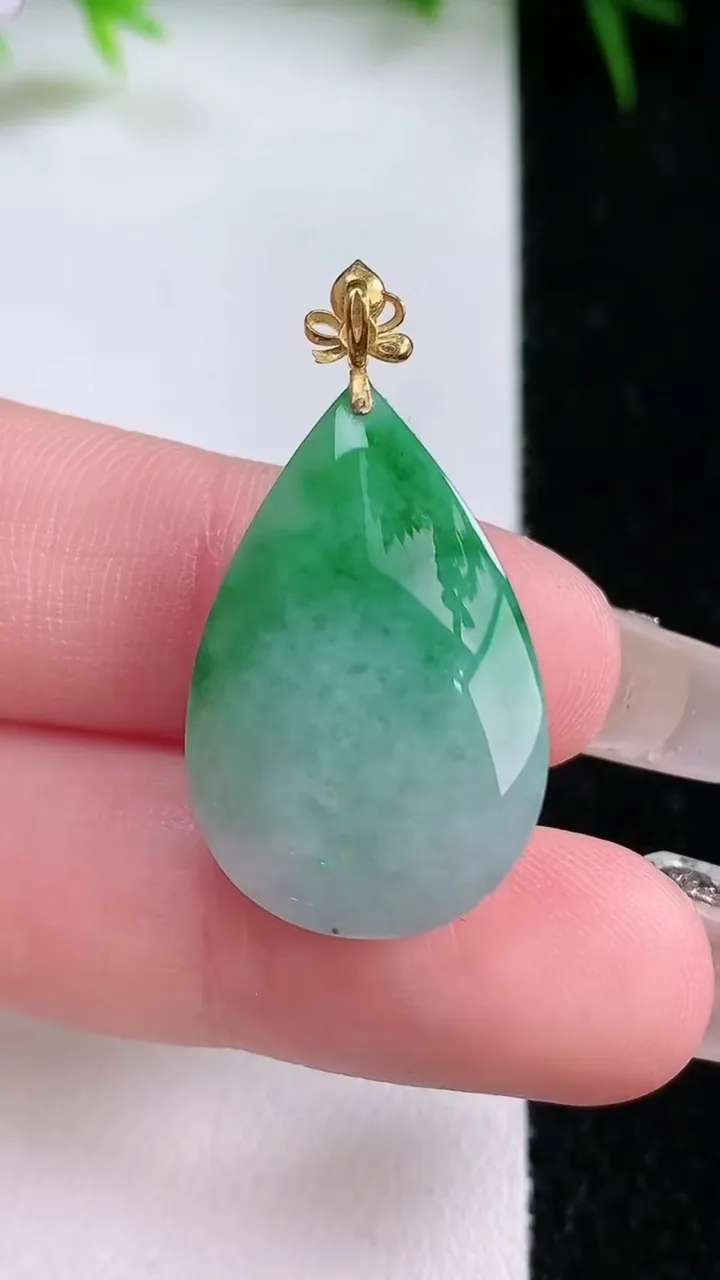天然A货翡翠水滴吊坠，尺寸24.7-16.8-8.6，重量:6.10g
1月26日