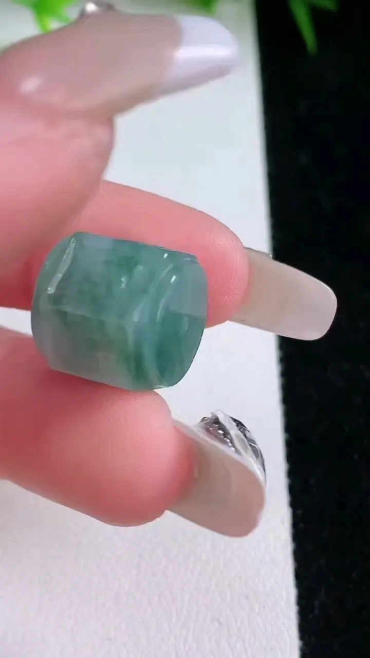 天然A货翡翠飘花六字真言 路路通吊坠，尺寸13-12.7，重量:6.12g
1月26日