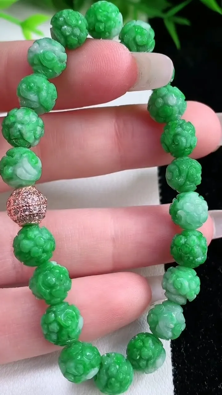 天然A货翡翠雕花圆珠手串，尺寸7.8-21颗，重量:16.25g1月26日
工厂直销收藏佳品,种好水足，色泽均匀，有种有色，上手高大气！